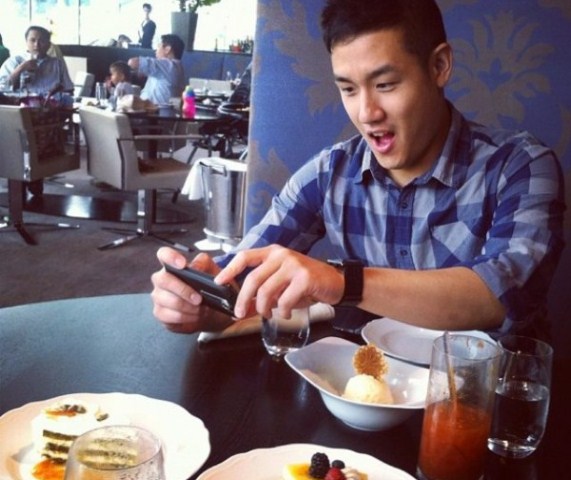 tomando_foto_a_comida-600x600